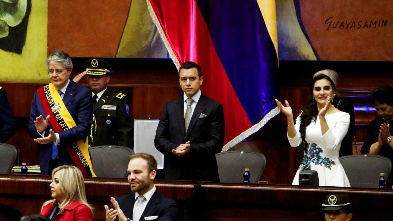 El Presidente saliente de Ecuador, Guillermo Lasso, el Presidente electo Daniel Noboa y la Vicepresidenta electa Verónica Abad aplauden durante una ceremonia de juramento en la Asamblea Nacional, en Quito, Ecuador, el 23 de noviembre de 2023.