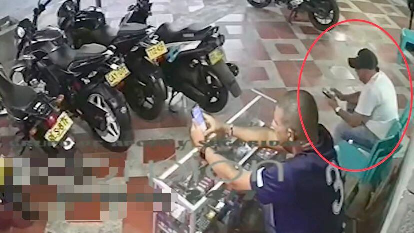 La víctima se encontraba sentada en una silla a las afueras de un negocio de motos.