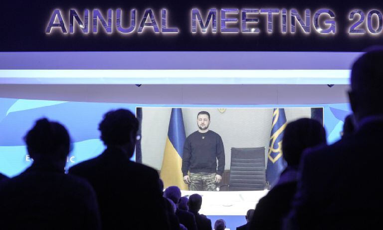 El presidente de Ucrania, Volodimir Zelenski participó en el Foro de Davos a través de un mensaje en video abogando por mayor acción mundial para contener a Rusia.