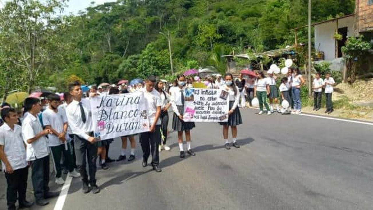Compañeros de Karina Blanco marcharon como símbolo de protesta
