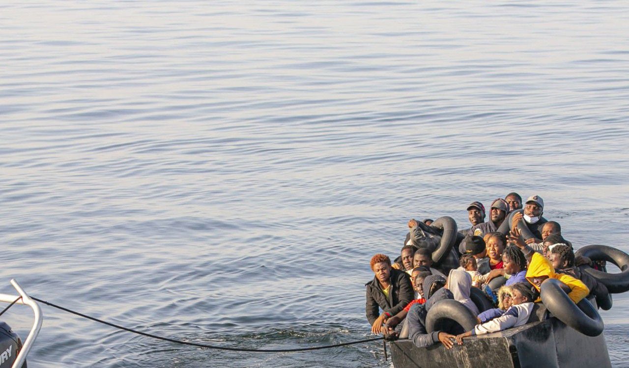 Migrantes son rescatados en el mar Mediterráneo por las autoridades de Túnez