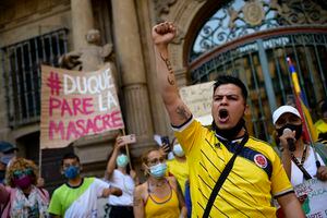 La gente protesta contra la violencia en Colombia, con un cartel que dice a la izquierda, "Duque. Detengan la masacre" durante una protesta contra la violencia reciente en este país, en Pamplona, norte de España, el jueves 6 de mayo de 2021. La gente protesta contra el presidente de Colombia, Iván Duque, y el abuso policial en los últimos días con más de 20 personas que se cree que han muerto. Foto: AP / Alvaro Barrientos.