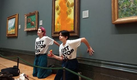 Manifestantes ecologistas del grupo Just Stop Oil, arrojaron sopa de tomate sobre el famoso cuadro "Los girasoles" de Vincent van Gogh