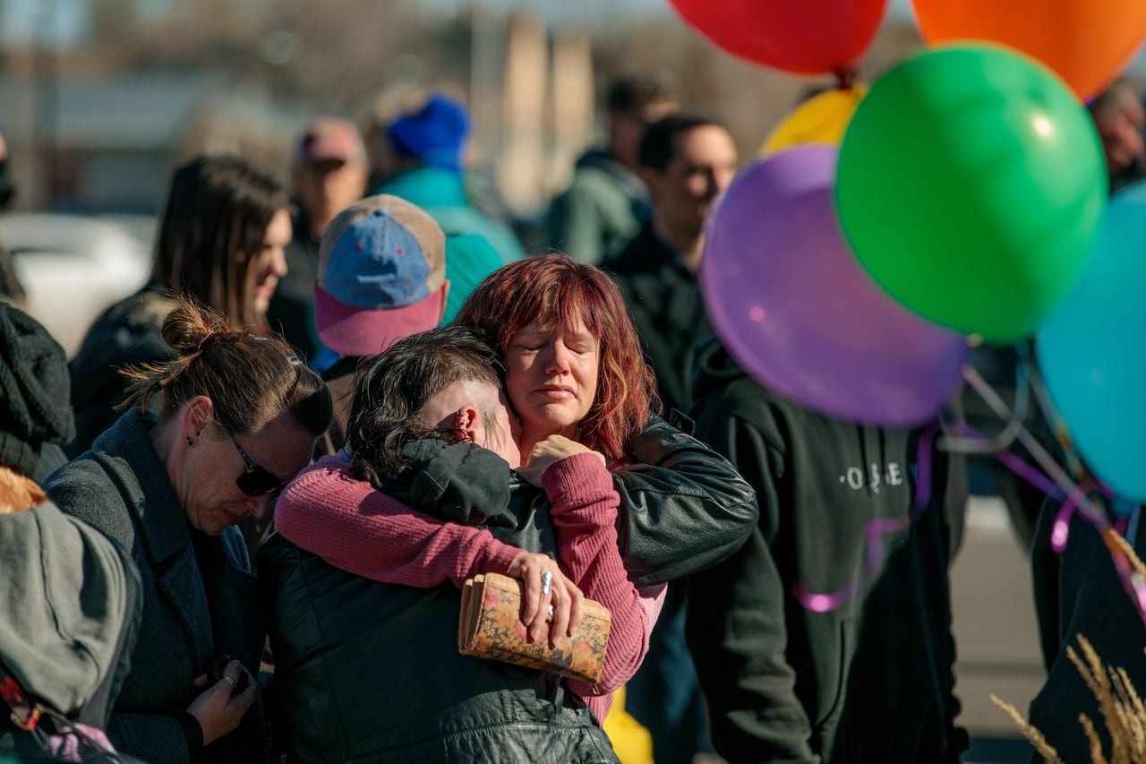 Familias de las víctimas de la masacre en Colorado Springs.