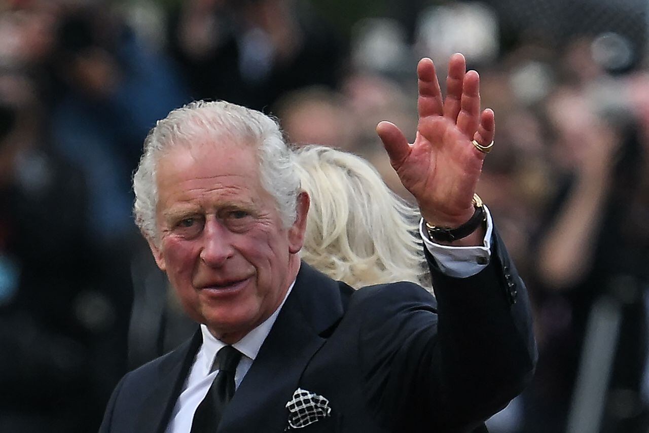 Con el nombre de Carlos III, el príncipe heredero asume la corona tras la muerte de Isabel II