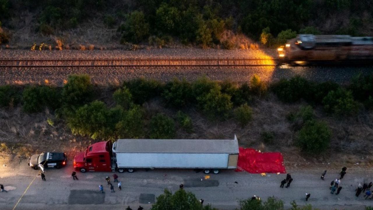 Este es el camión donde se encontraron sin vida varios migrantes en una carretera de San Antonio en Texas