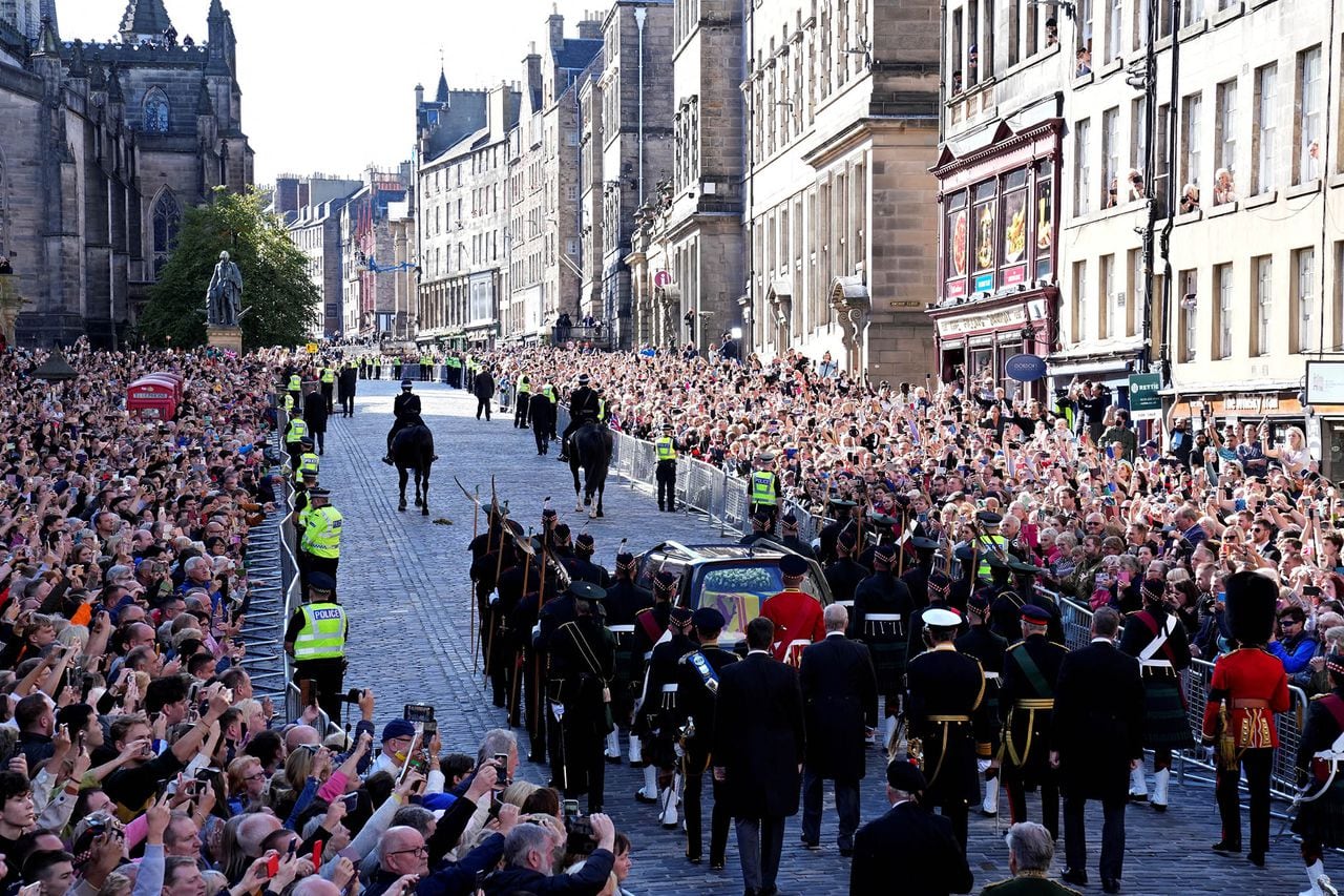 En imágenes : Los hijos de la reina Isabel escoltan el ataúd por Edimburgo