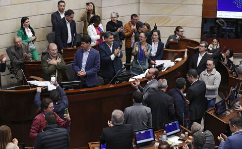 Congresistas saludan al presidente del Senado luego que el Consejo de Estado anulara la elección de Roy Barreras como senador por doble militancia
Bogota mayo 5 del 2023
Foto Guillermo Torres Reina / Semana