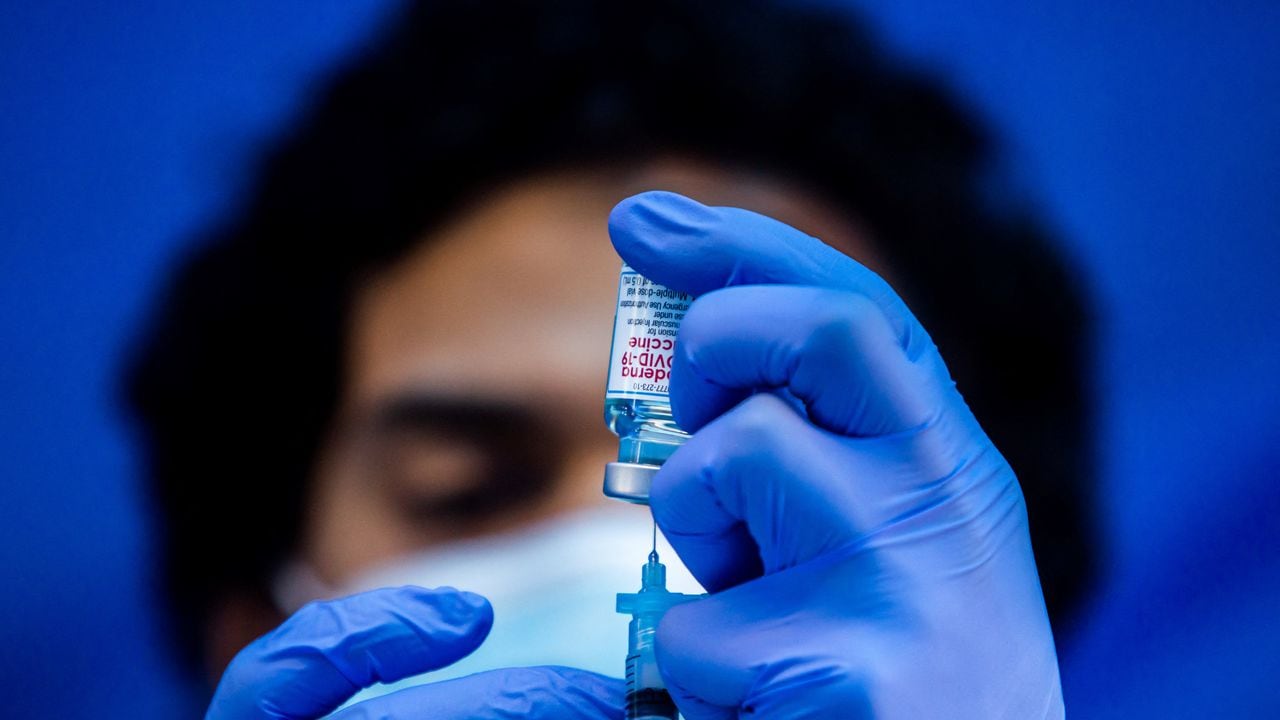 Un trabajador de salud llena una jeringa con la vacuna de Moderna del covid-19 para ser administrada en un centro de vacunación en Los Ángeles, California