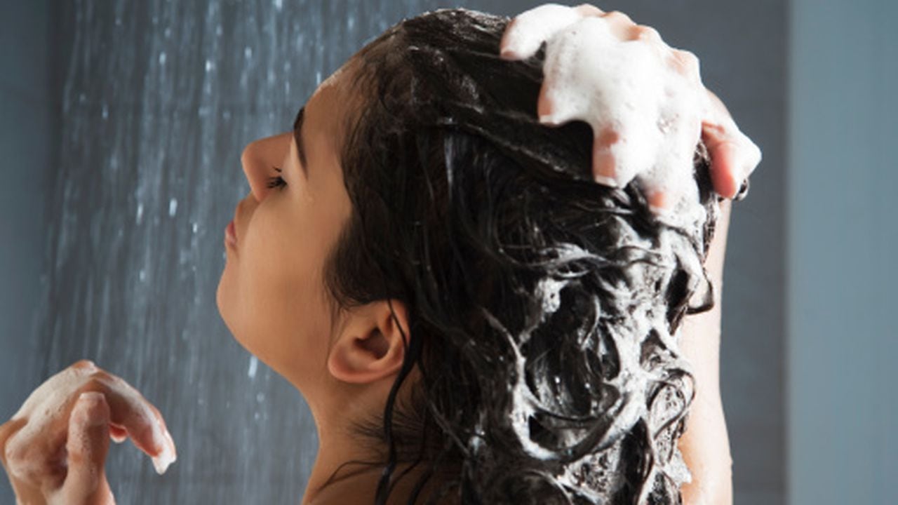 Lavar el cabello con agua caliente no es recomendable.