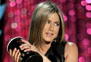 10. Jennifer Aniston. Ingresos: US$11 millones. Su más reciente película fue Just Go With It, pero ganó más elogios por Horrible Bosses, donde se mostró feminista como una agresiva dentistas. Este año ha sido protagonista del mundo del espectáculo gracias a su nueva relación con el actor Justin Theroux, a quien conoció en el rodaje de Wanderlust.