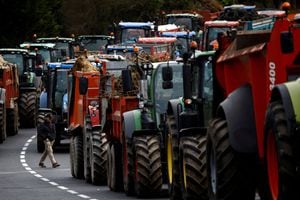 Los agricultores franceses bloquean la carretera N12 con sus tractores para protestar por las presiones de precios, los impuestos y la regulación ecológica, quejas compartidas por los agricultores de toda Europa, en Plouisy, cerca de Guingamp, Bretaña, Francia, el 24 de enero de 2024.