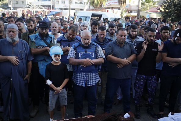 El periodista de Al Jazeera Wael Al-Dahdouh asiste a la ceremonia fúnebre de su esposa, su hijo y su hija después de que su casa fuera atacada en el campamento de Nuseirat en el centro de Gaza, donde habían buscado refugio después de ser desplazados por el bombardeo inicial en su vecindario, tras el llamado del primer ministro israelí Netanyahu a todos los civiles a trasladarse hacia el sur, el 26 de octubre de 2023.  (Foto de Ashraf Amra/Anadolu vía Getty Images)