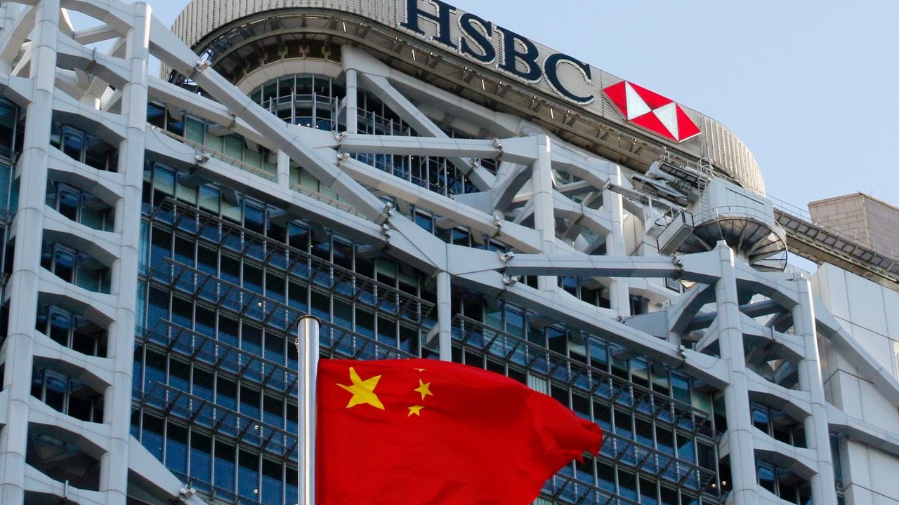 FOTO DE ARCHIVO: Una bandera nacional china ondea frente a la sede de HSBC en Hong Kong, China. REUTERS / Tyrone Siu / File Photo