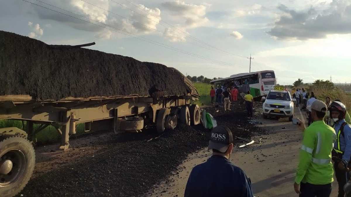 El bus que transportaba a los trabajadores de la compañía colisionó contra un camión cargado con carbón.