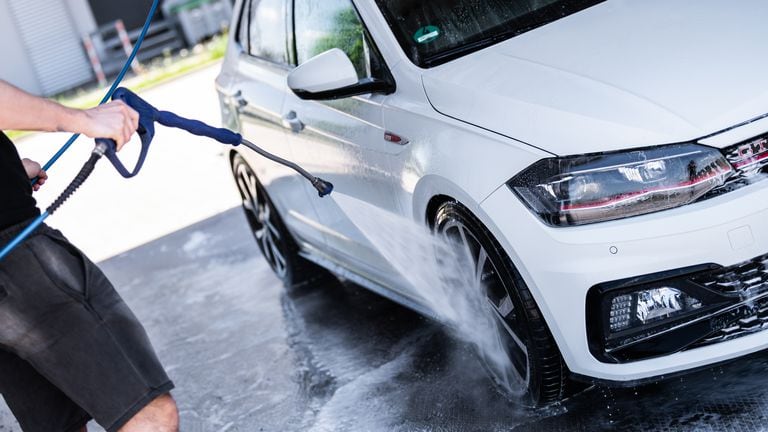 ¿Cada cuánto se debe lavar un carro?