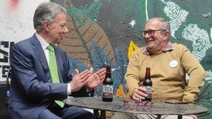 Juan Manuel Santos y Rodrigo Londoño parecen haber entablado una amistad que ya va en charlas con cerveza en la mesa.