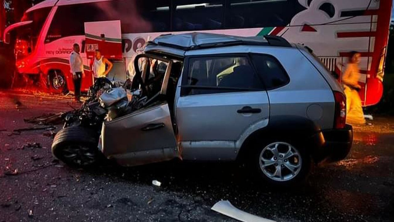 En el sitio hace presencia varias ambulancias y agentes de policía de tránsito, quienes atienden este hecho en pleno puente festivo.