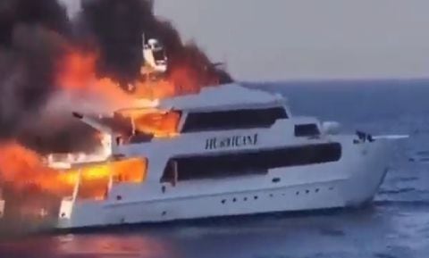 Aterrador video muestra momentos de angustia por incendio en yate en costa de Egipto.