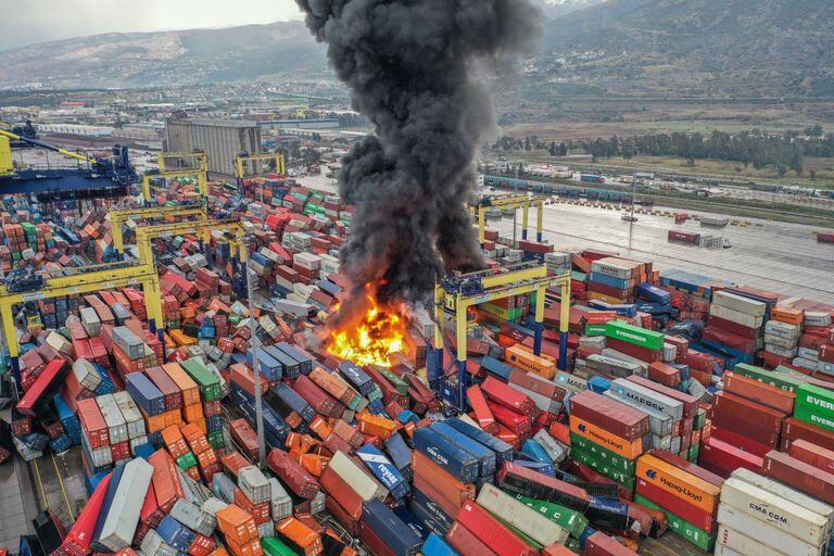 El incendio sigue avanzando en las instalaciones portuarias, que se encuentran en la provincia de Hatay, cercana a Kahramanmaras, la más afectada por las réplicas.