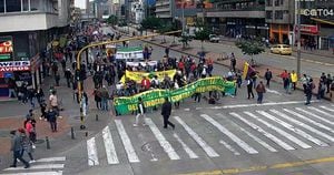 Manifestantes continúan su recorrido con destino a Plaza de Bolívar. Al momento se ubican sobre la carrera 10 con calle 19, sentido Norte- Sur.