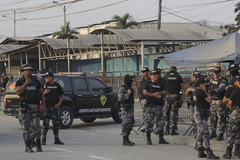 Policía ecuatoriana intenta controlar los incidentes en cárcel de Guayaquil. (Photo by Gerardo MENOSCAL / AFP)