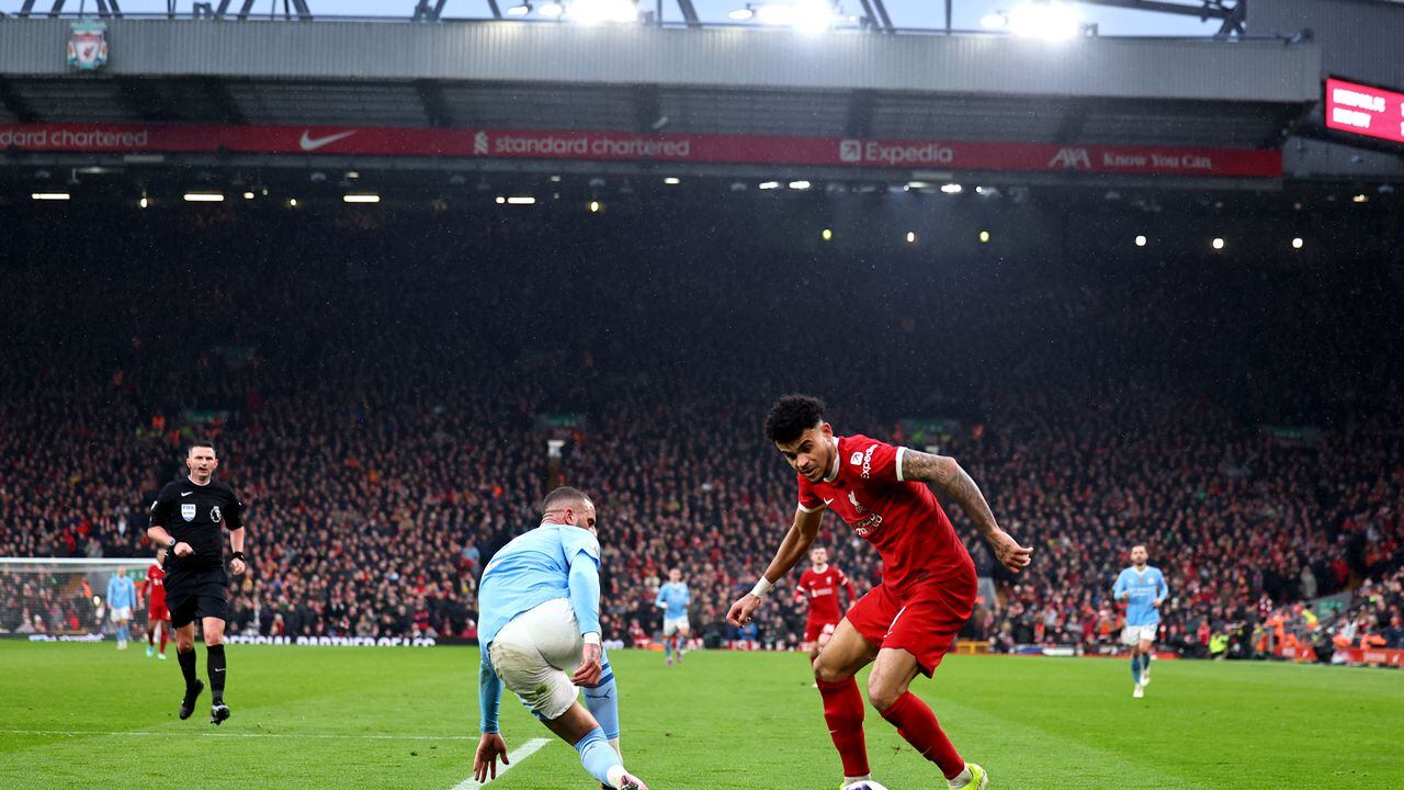 LIVERPOOL, ENGLAND - MARCH 10: Luis Diaz of Liverpool tries make it past Kyle Walker of Manchester City during the Premier League match between Liverpool FC and Manchester City at Anfield on March 10, 2024 in Liverpool, England.(Photo by Robbie Jay Barratt - AMA/Getty Images)