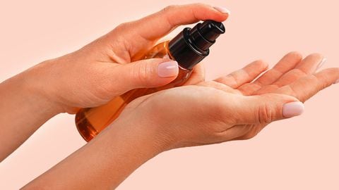Así debes usar el aceite de oliva para rejuvenecer las manos y aclarar la piel.