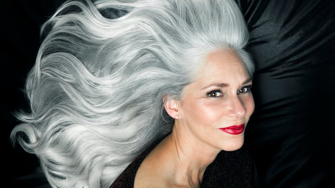 Foto referencia sobre mujer con cabello gris con apariencia de canas.