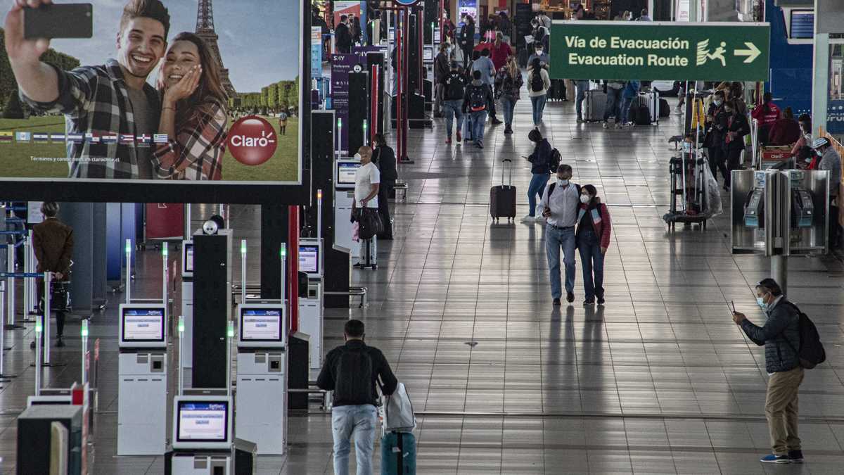 Los viajeros caminan por el aeropuerto internacional Augusto Merino Benítez en Santiago, Chile. (Foto AP / Esteban Felix)