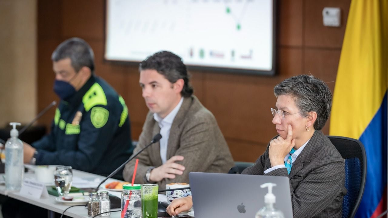 La alcaldesa de Bogotá, Claudia López; el secretario de Seguridad, Aníbal Fernández de Soto; y el comandante de la Mebog, general Eliécer Camacho en el consejo de seguridad.