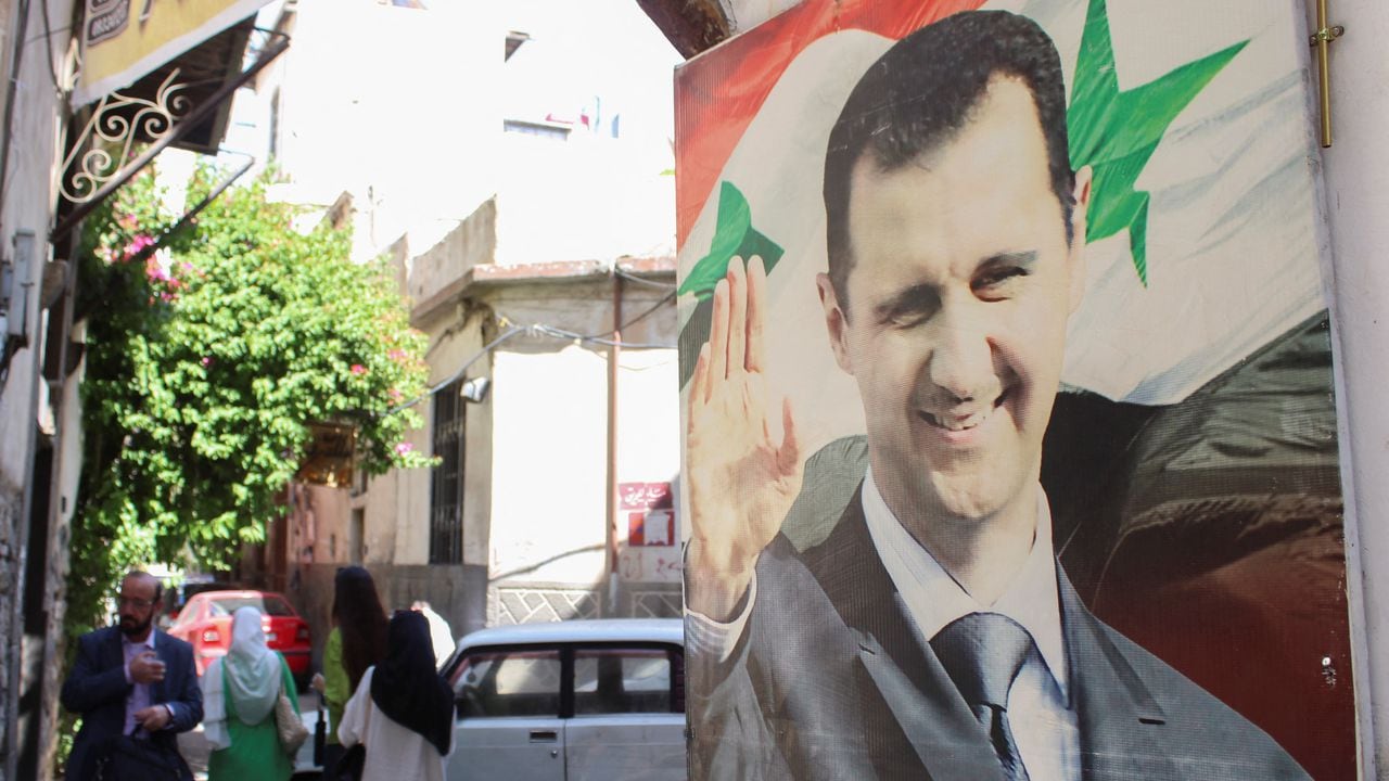 A pesar del conflicto civil desde 2011 que azota la nación, Al-Asad no renuncia a su mandato presidencial.