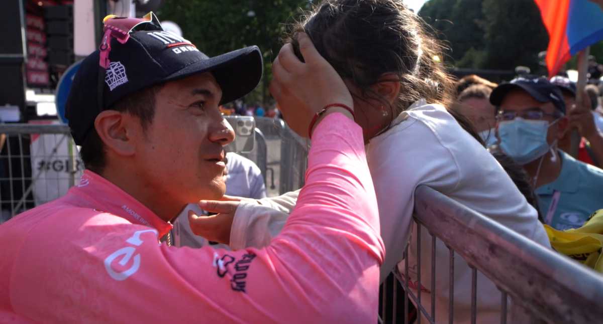 Il bacio morbido di Richard Carabas celebra alla figlia la guida del Giro d’Italia