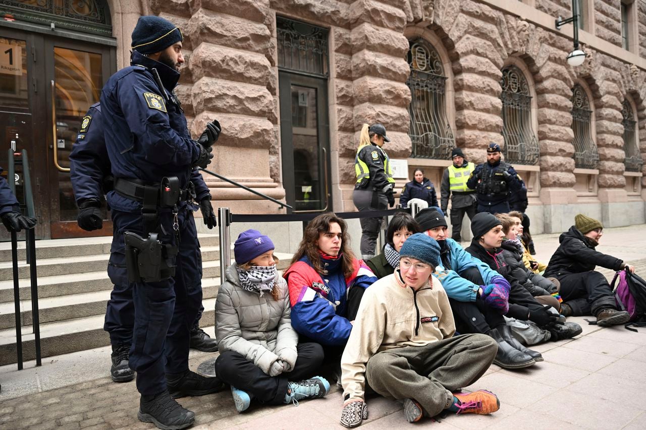 La activista climática Greta Thunberg, centro izquierda, se manifiesta con un grupo de activistas frente al edificio del Parlamento sueco, en Estocolmo, el miércoles 13 de marzo de 2024.