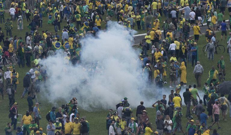 Con gases lacrimógenos tuvieron que ser disuadidos los furiosos manifestantes en Brasil, quienes se tomaron varios edificios gubernamentales