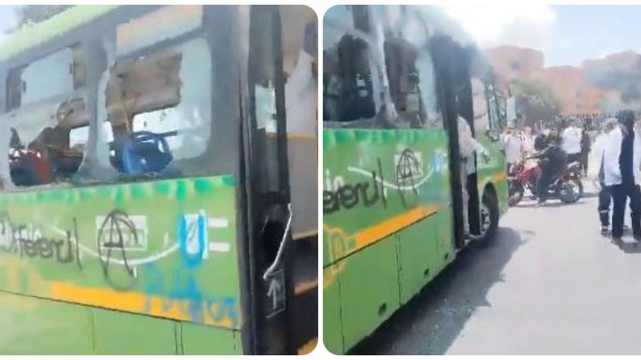Encapuchados vandalizan bus del SITP en medio de manifestaciones en la Universidad Distrital.