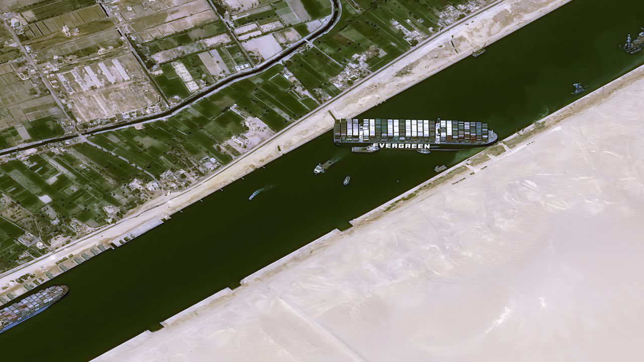 Imagen satélite obtenida por Airbus Space del buque encallado.