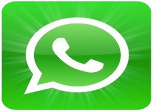 WhatsApp es una aplicación de SMS que tiene un costo de 99 centavos de dólar (con suscripción dependiendo del sistema operativo) que permite enviar mensajes ilimitados entre sus usuarios.