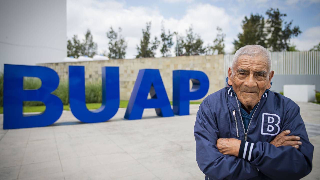 Sus estudios los adelantó en la Benemérita Universidad Autónoma de Puebla (BUAP).
