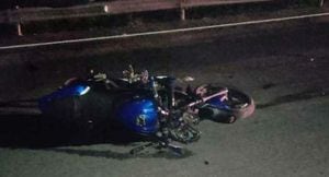 Carro fantasma deja de dos motociclistas muerto