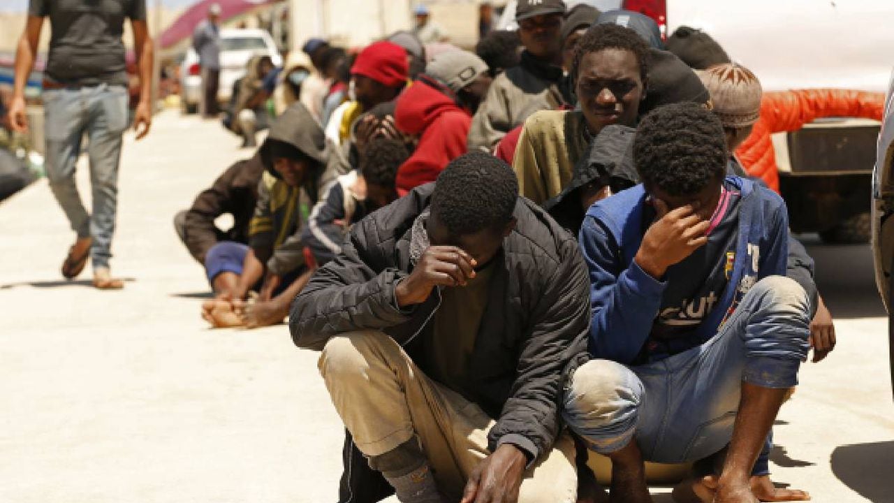 Autoridades advierten que los migrantes pagan entre 4.000 y 10.000 dólares por ser transportados e ingresados a Europa.