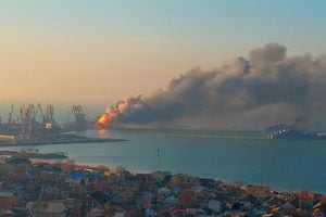 El humo sale de un incendio en lo que el Ministerio de Defensa de Ucrania dice que es un barco ruso, mientras continúa la invasión rusa de Ucrania, en el puerto de Berdiansk, Ucrania. Foto REUTERS/Kirillovka.ks.ua/Handout