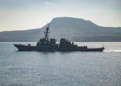 El destructor de misiles guiados USS Carney en la bahía de Souda, Grecia. El buque de guerra estadounidense y varios barcos comerciales fueron atacados el domingo 3 de diciembre de 2023 en el Mar Rojo