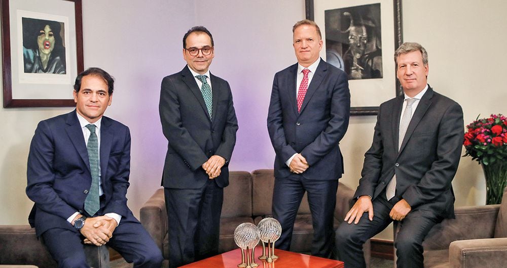 Los presidentes de compañías de telecomunicaciones Fabián Hernández, Ramiro Lafarga y Juan Carlos Archila conversaron con Carlos Enrique Rodríguez, subdirector de SEMANA.