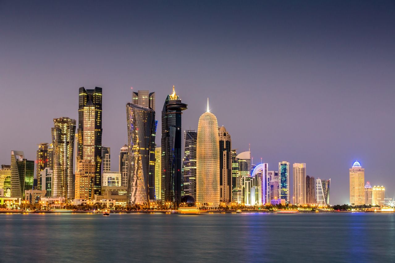 Modernos rascacielos que iluminan la noche de Qatar. Doha. Colección de fotos de Qatar. Getty Images.