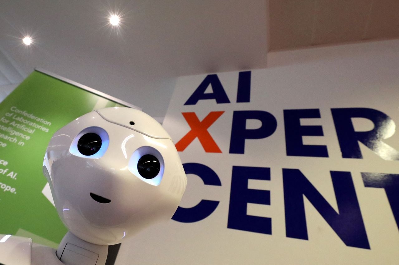 Un robot equipado con inteligencia artificial se deja ver en el AI Xperience Center, uno de los eventos más importantes del mundo en materia tecnológica