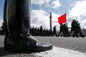 Los soldados rusos marchan durante un ensayo para el desfile militar del Día de la Victoria que celebra los 70 años de la Segunda Guerra Mundial en San Petersburgo, Rusia. (AP)