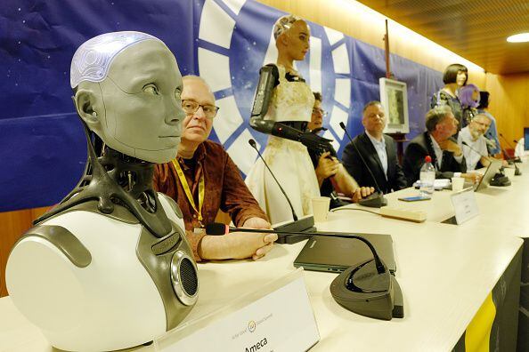 Robots humanoides fueron consultados sobre temas, en el marco de la Cumbre mundial sobre la IA para el Bien Social.