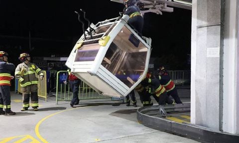 Los bomberos de Quito lograron rescatar con vida a todos los pasajeros del aparato