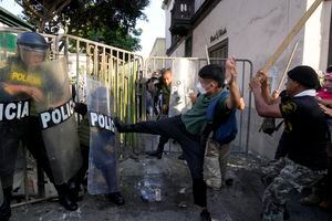 Manifestantes de oposición al gobierno se enfrentan a la policía en Lima, Perú, el martes 24 de enero de 2023. (AP Photo/Martín Mejía)